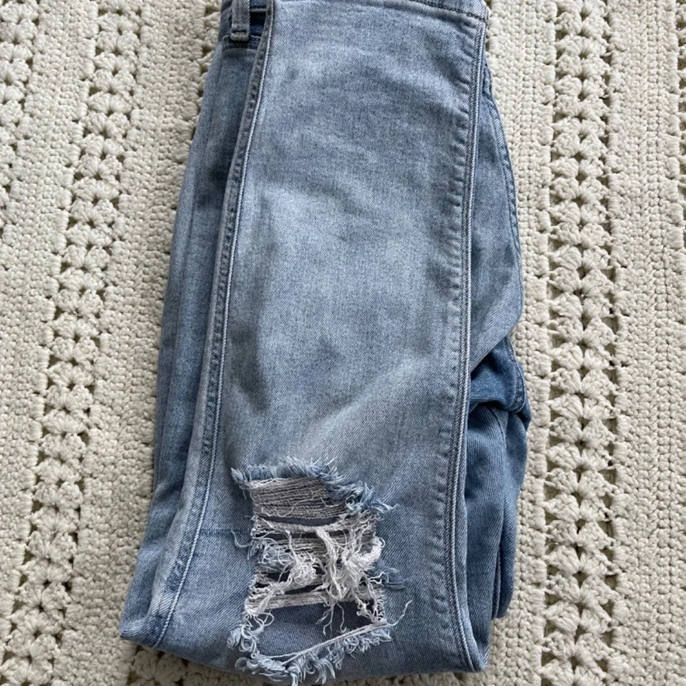 High Rise Ripped Jeans - Picture 4 of 4